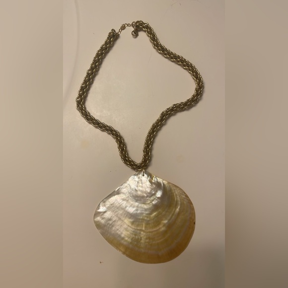 Jumbo Shell Necklace🐚 - Picture 3 of 10